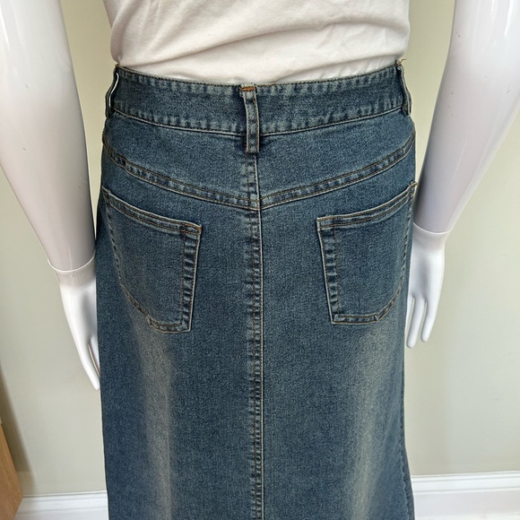 Vintage Denim Skirt with Floral Embroidery - Picture 5 of 6